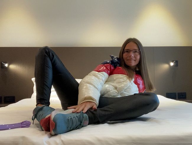 KarinaHH's Porno Video: Dehnungsspiele im Hotelbett (Wunschvideo)