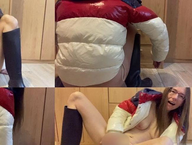 KarinaHH's Porno Video: dil*o ana* in Jacke und Gummireitstiefeln (Wunschvideo)