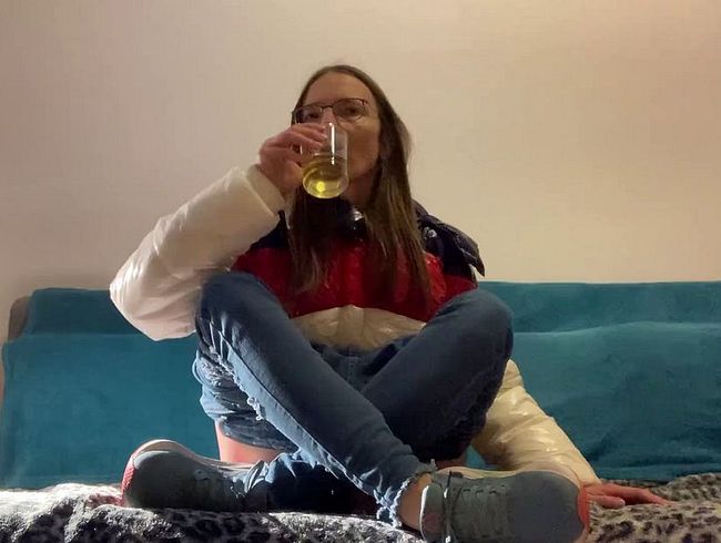 KarinaHH's Porno Video: pi**en aufm Sofa