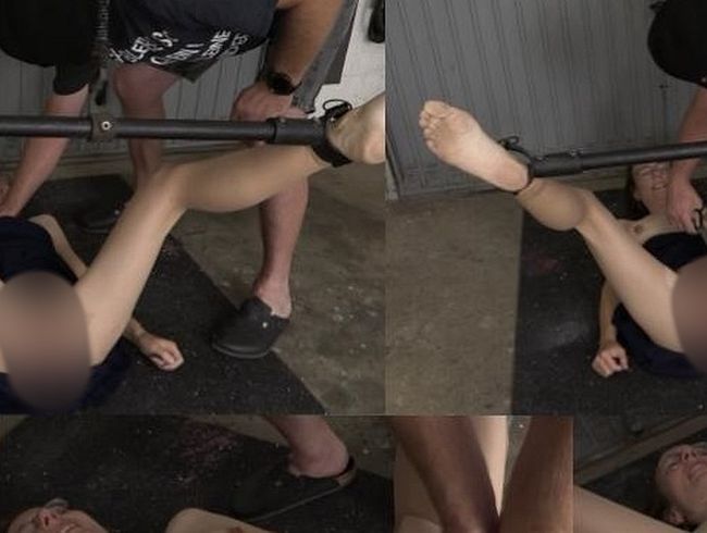 KarinaHH Porno Video: Fausten im Liegepranger