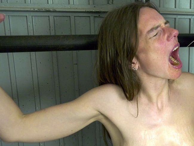 KarinaHH Porno Video: Fixiert mit NS gefüttert