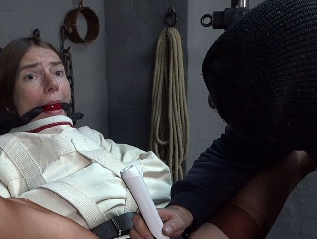 KarinaHH Porno Video: In Zwangsjacke gefaustet