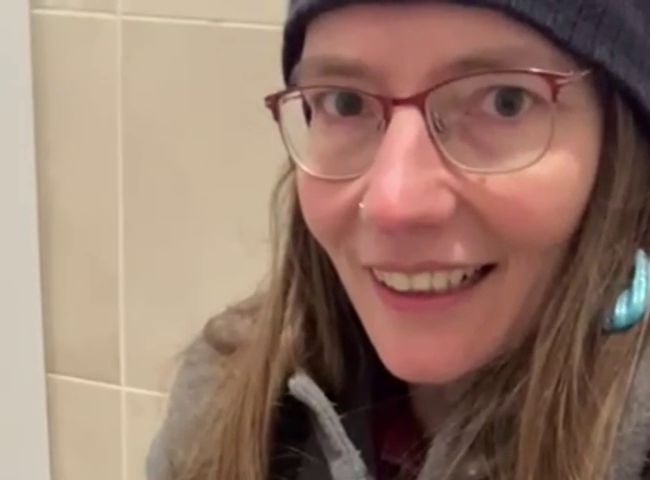 KarinaHH Porno Video: pi**wunder in öffentlicher Toilette!
